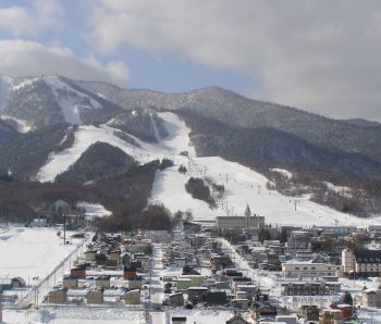 1280px-Furano_Snow_Resort_view2